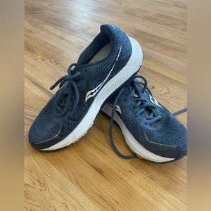 Saucony Women’s Omni 20 S10681-90 blue, worn once size 10